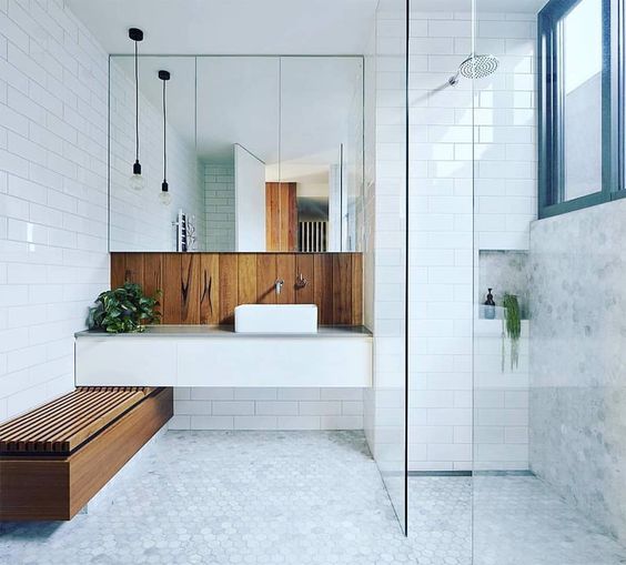 Bagno moderno con docci, panc ain legno