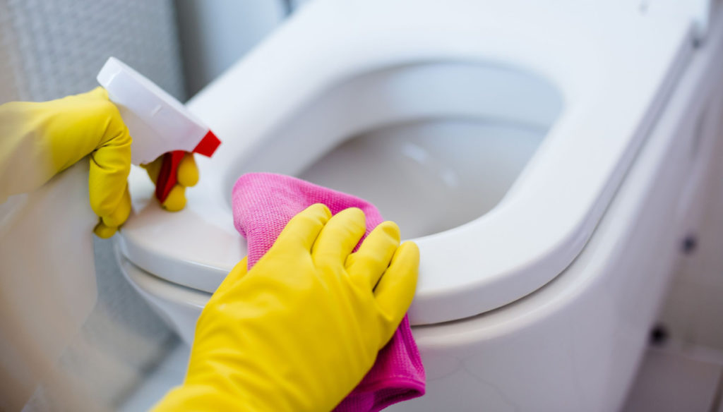 Come pulire il WC dalle incrostazioni più resistenti - Idee Bagno