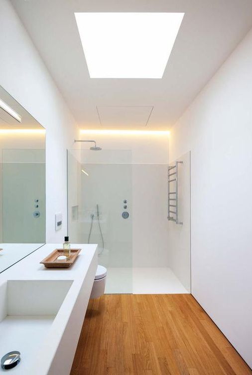 bagno moderno con parquet e doccia a livello pavimento