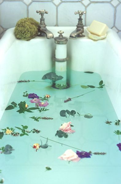vasca da bagno con fiori che galleggiano