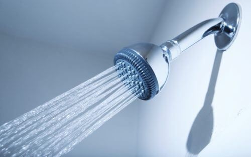 Come pulire il soffione doccia e rimuovere il calcare? - Ceramiche