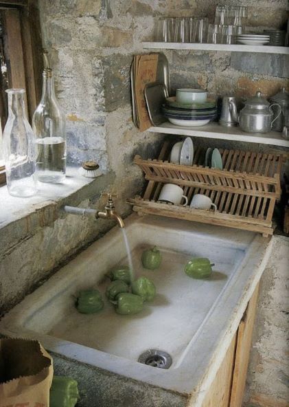lavello da cucina con peperoni verdi